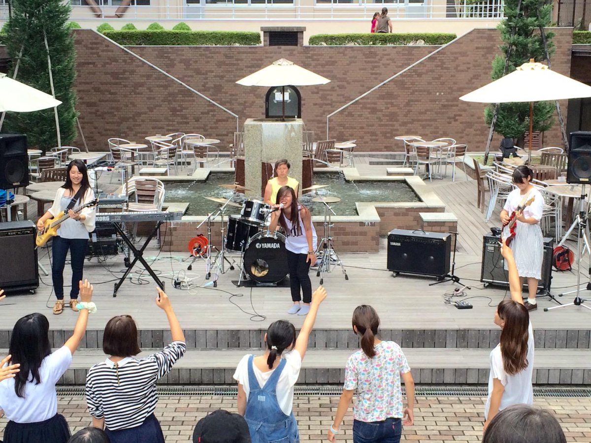 京都光華女子大学 Sur Twitter あ 噴水前で軽音楽部のライブが聞こえてきました 15時まで演奏していますので ぜひ来てくださいね١٠ ᐛ و 京都光華 オープンキャンパス 軽音 ライブ Http T Co Vq2yjkqvcr