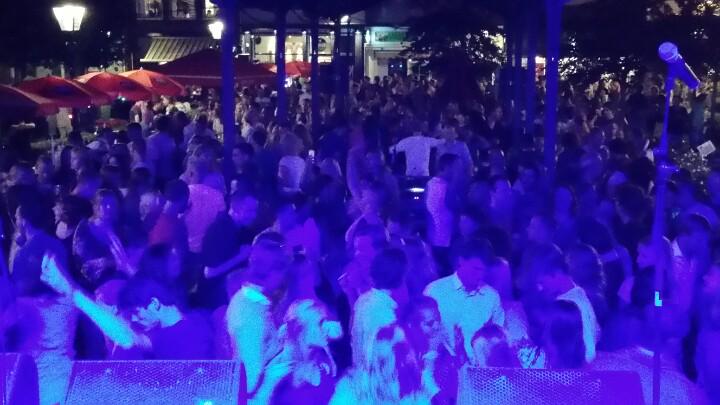 JuRRieN68's tweet image. In Zwolle kan het!!!! #TROTS #GASTVRIJZWOLLE @renedeheer @filipvanas @ZwolleKermis “@wimpbnevents: Top @deBotterstee http://t.co/SRMdOgAM6L”