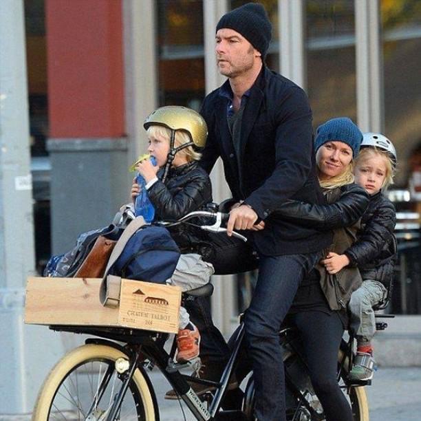 Edson_R's tweet image. #RayDonavan ... Liev Schreiber, Naomi Watts e pequenos .... ift.tt/1JyJPmX
