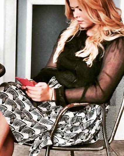 shayslaysmee's tweet image. DO U SEE A RING ON THAT FINGER?!!!! 😭😭😭😭😭 #EMISON #PLLTimeJump