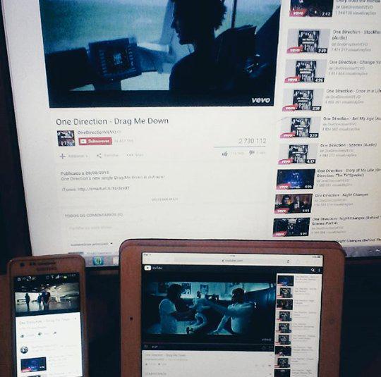 harrymoonchild's tweet photo. IF YOUR A PART OF THE 1D FANDOM THIS IS WHAT YOU HAVE TO BE DOING RIGHT NOW 
#DragMeDownMusicVideoIsOut http://t.co/oCyg5zMUSG