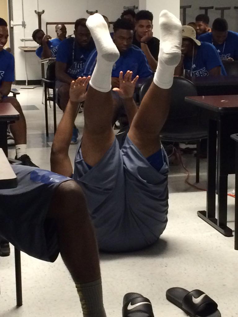 CoachMashack's tweet photo. Don't use your phones in meetings!!! #DEADROACH #CAMPLIFE http://t.co/cjIdEjrUAS