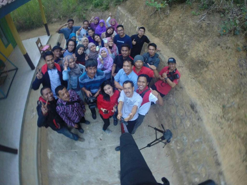 SapaSebatang's tweet photo. Keceriaan saat shooting dg TVRI di Sebatang. Smngt tmn2! Ayo bantu program #ArisanJamban klik http://t.co/VsT7eCMndc http://t.co/o3jtbngZ0l