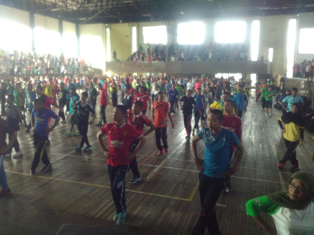 Setelah joging, maba, panitia dan dosen ikut senam aerobik sebelum pembukaaN Krida FIK di gor fik unp