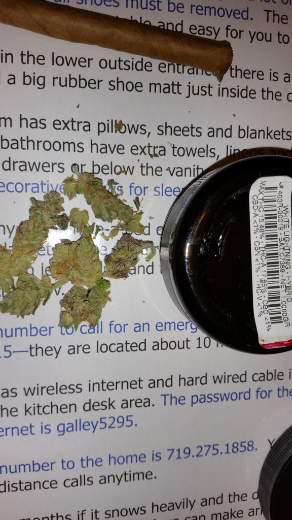 KnifeLikeASharp's tweet photo. Can't wait to smoke this white lightning when I get back to the O! #ColoradoDank http://t.co/qiYGxXEveR