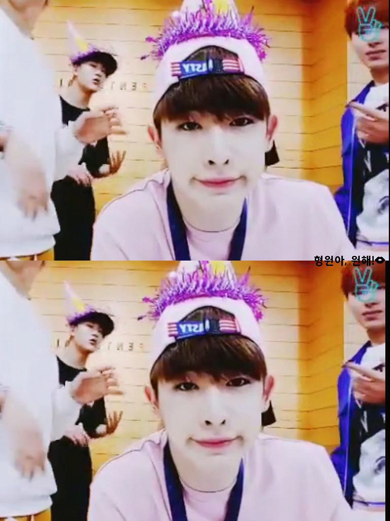 littleprinceHW's tweet photo. 150821 V앱
#몬스타엑스 #MONSTA_X #MONSTAX #원호 #신호석 #WONHO #MONSTAX_100DAYS 
@OfficialMonstaX 
호석아 핑크 자주 입어줘~ 넘 예뽀><💕💕 http://t.co/2H4Jbdt805