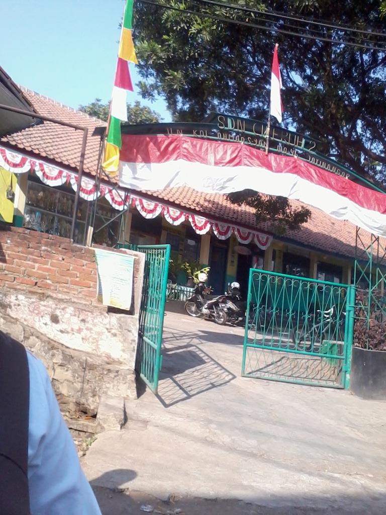destyhidayatin1's tweet photo. @economicsunpad salah satu sekolah tingkat dasar negeri di desa cikeruh:)
#tourdesa
#desacikeruh
#unpadbersatu http://t.co/pcYeHnF13n