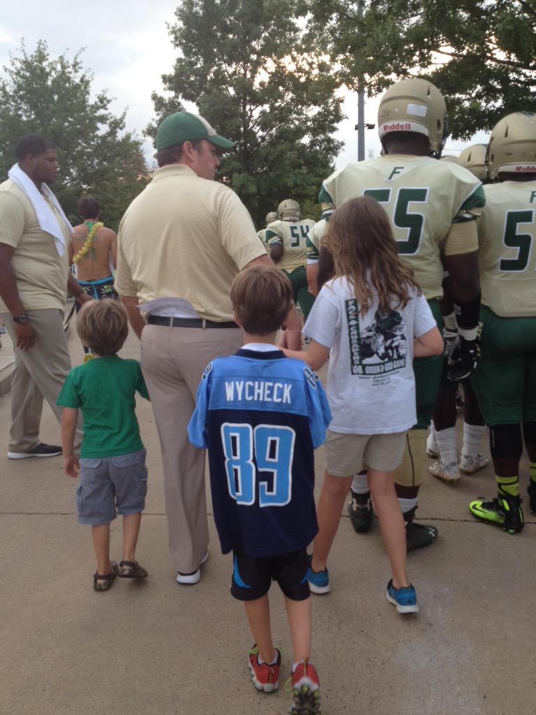 CristenCHall's tweet photo. My favorite moments of this football game! #CoachDaddy #walkingwithDaddy #we'rebehindyoualltheway #GoCrusadersGo http://t.co/vnSot2HuTL