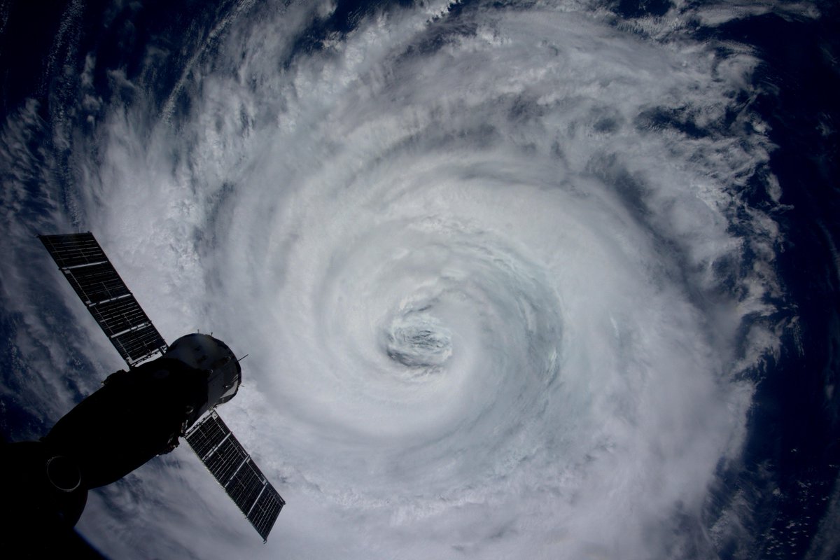 台風の目が恐ろしい悪魔のよう 宇宙ステーションの油井さんが宇宙からの台風画像をツイートして注意呼びかけ Togetter