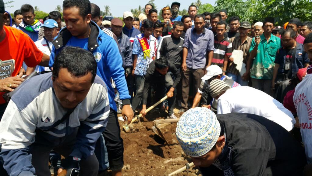 AremafcOfficial's tweet photo. Selamat jalan pahlawan arema,Coach Suharno. Kami sungguh berduka #AremaBerduka http://t.co/JZfV3Jc5hC