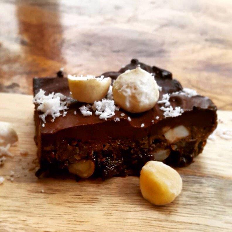 VeganFoodQuest's tweet photo. This #vegan cake is making us really happy right now! #easy2bvegan @SisterSreyCafe #SiemReap #rawfood #vegantravel http://t.co/FyeN97XByi