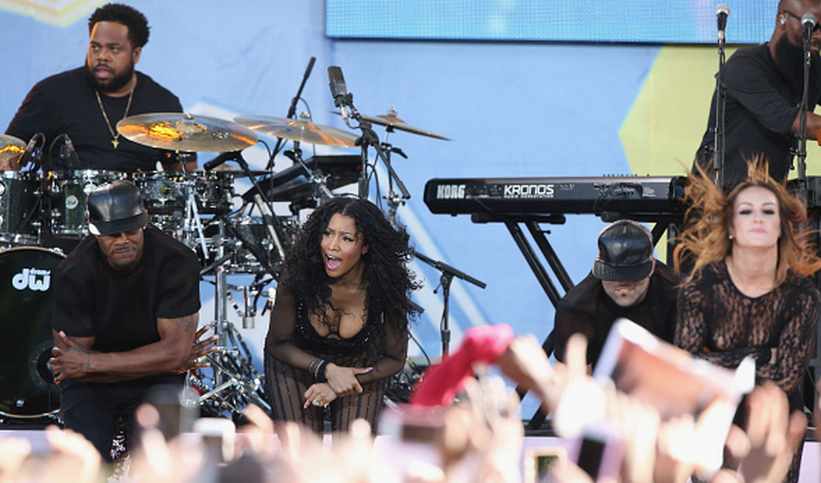 TheTrendGuys's tweet photo. Nicki Minaj Has A Wardrobe Malfunction ... - http://t.co/4Rxejbt58B #MeekMillAndNickiMinaj #NickiMinajNipSlip http://t.co/tOgSgdbGAz