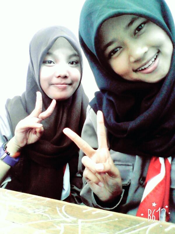 jumaati1998's tweet photo. With Divia Nur Avida ....*^ http://t.co/5eQcF7FsZS