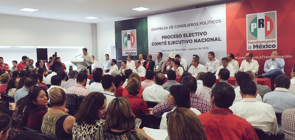 MOrtizProal's tweet photo. .@MFBeltrones por su trayectoria es garantía de profesionalismo y compromiso a favor de Querétaro y México http://t.co/odup2LsMVZ