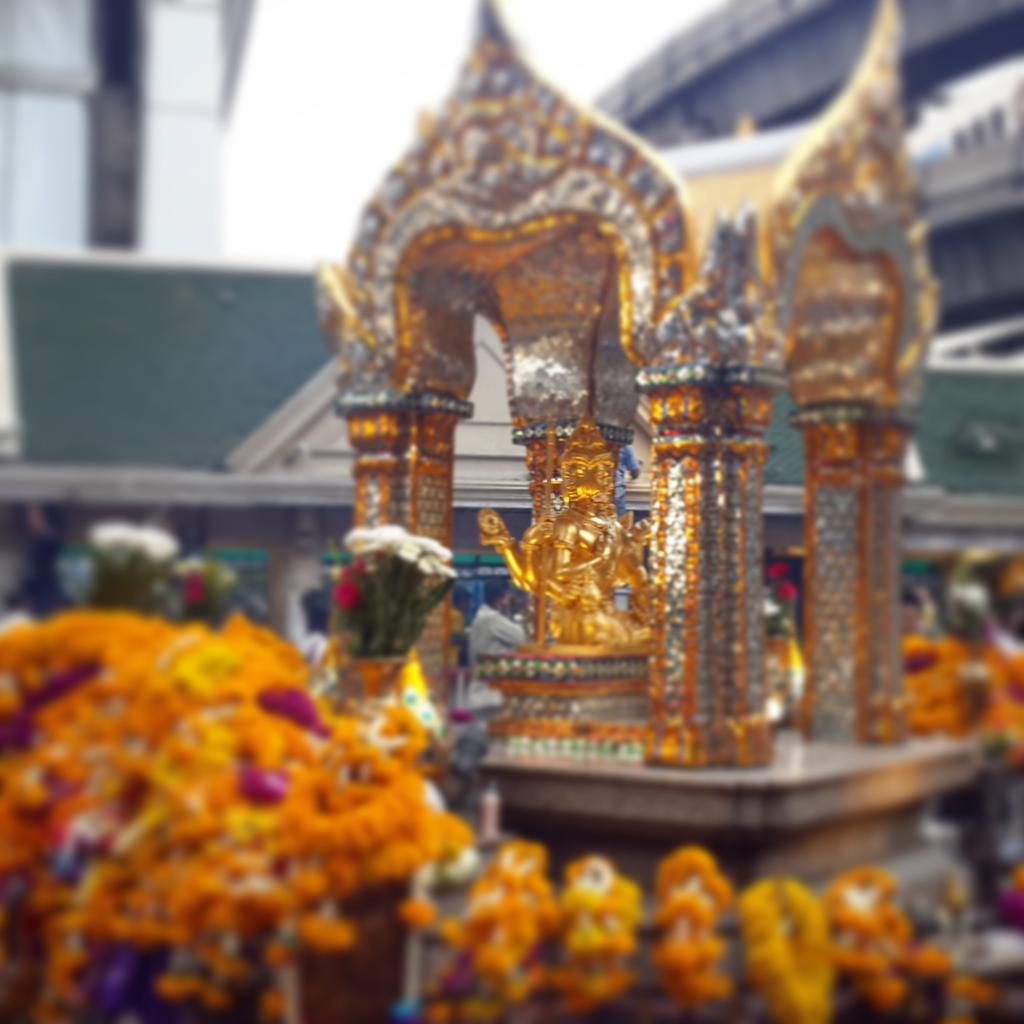 BeingAndrea's tweet photo. #Bangkok #ErawanShrine 48 hrs later

Tanta gente insieme per pregare 
Per dire no alla paura

https://t.co/MfjDZl2BLD http://t.co/kml1Kcw8gZ