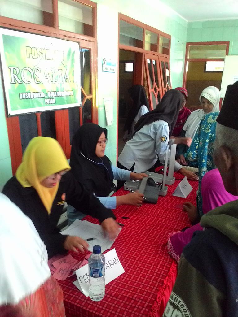 Kkn115umm's tweet photo. Pengobatan gratis kepada 200 warga telah dimulai #peresmianprokerkkn115 http://t.co/ZtO8oTO18b