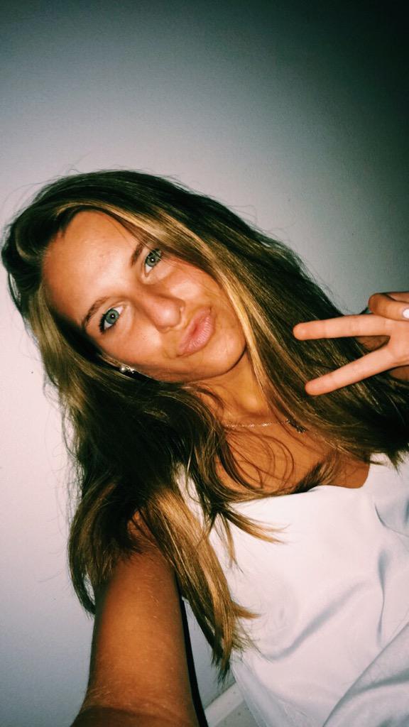 lolokatie9_x2's tweet photo. My hair looks wack 😂👀 #sellfee http://t.co/XITtva0LtS