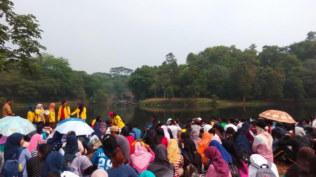 halwa_deFaira's tweet photo. Danau Ulin @BEMUI_GoGreen @BEMUI_Official @K3LUI #UI2015 #greencampus #HUTRI70 http://t.co/RWgS7xILEj