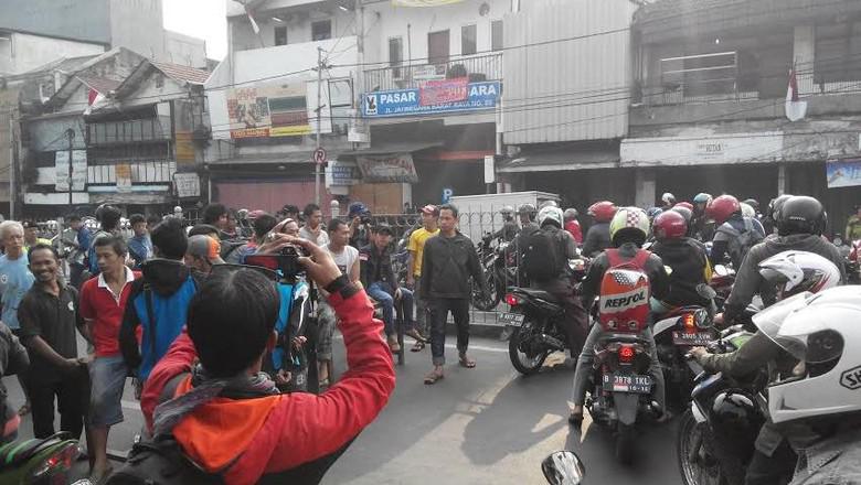 LeBuyKu's tweet photo. Ada Penggusuran di Kampung Pulo, Macet Parah di Ruas Jatinegara-Kp Melayu. http://t.co/32SrrsLdqx http://t.co/LmZJPJSChl