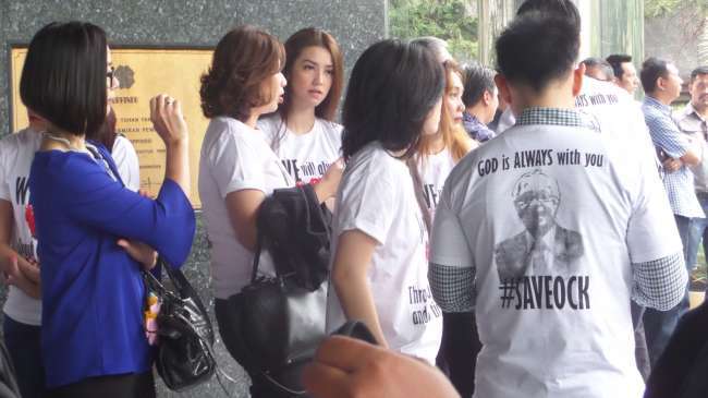 suaradotcom's tweet photo. Pakai Kaos #SaveOCK, Velove Vexia Datangi Pengadilan Tipikor http://t.co/sOEbvU76CQ http://t.co/nCbCGQQGd1