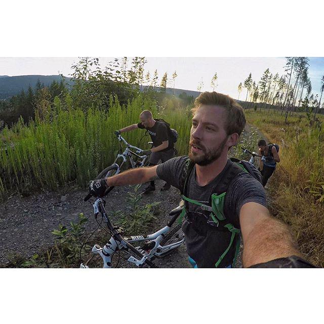 mtb_actionshots's tweet photo. RG lencmb: On our way up // #tokul #pinkribbon #gopro #mtb #freeride http://t.co/suxZZTHHNf http://t.co/Pqu2uSywhT