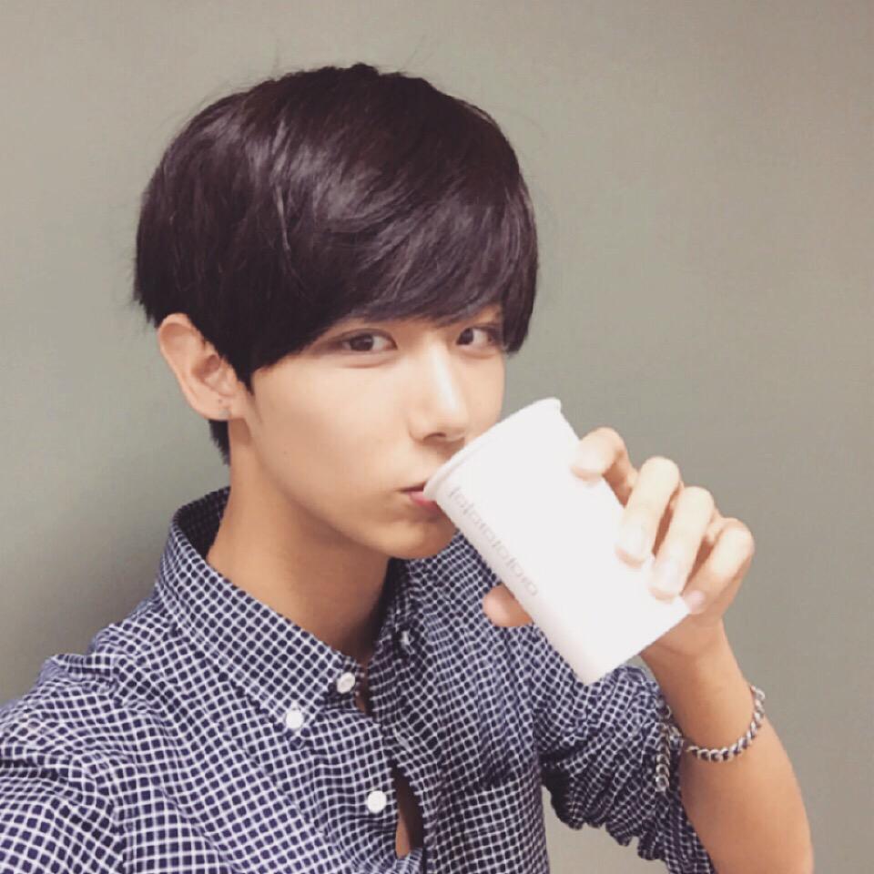 Poiu0391's tweet photo. 今日はお茶一杯で開始を。よく飲みます。 私の変わった点は何だろうか?😎 오늘은 차 한잔으로 시작. 잘먹을게요. 저 뭐 달라진거있나요?😎 #pan #entertainment #会社 http://t.co/rGVkaoa11o