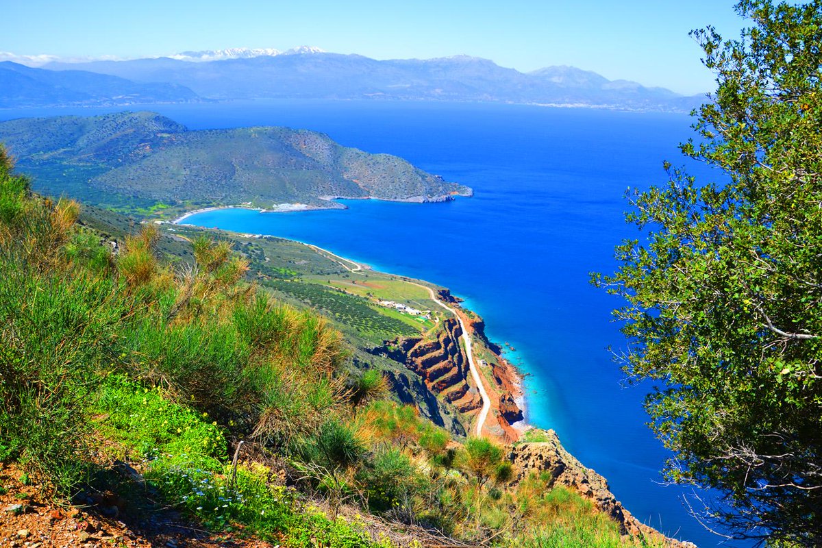 pelagosRE's tweet photo. Winter in #crete is amazing. Swim in the crystal blue waters &amp; njoy a Frape , Crete has 300+ sunny days/year #loveit http://t.co/ed888EWsJz