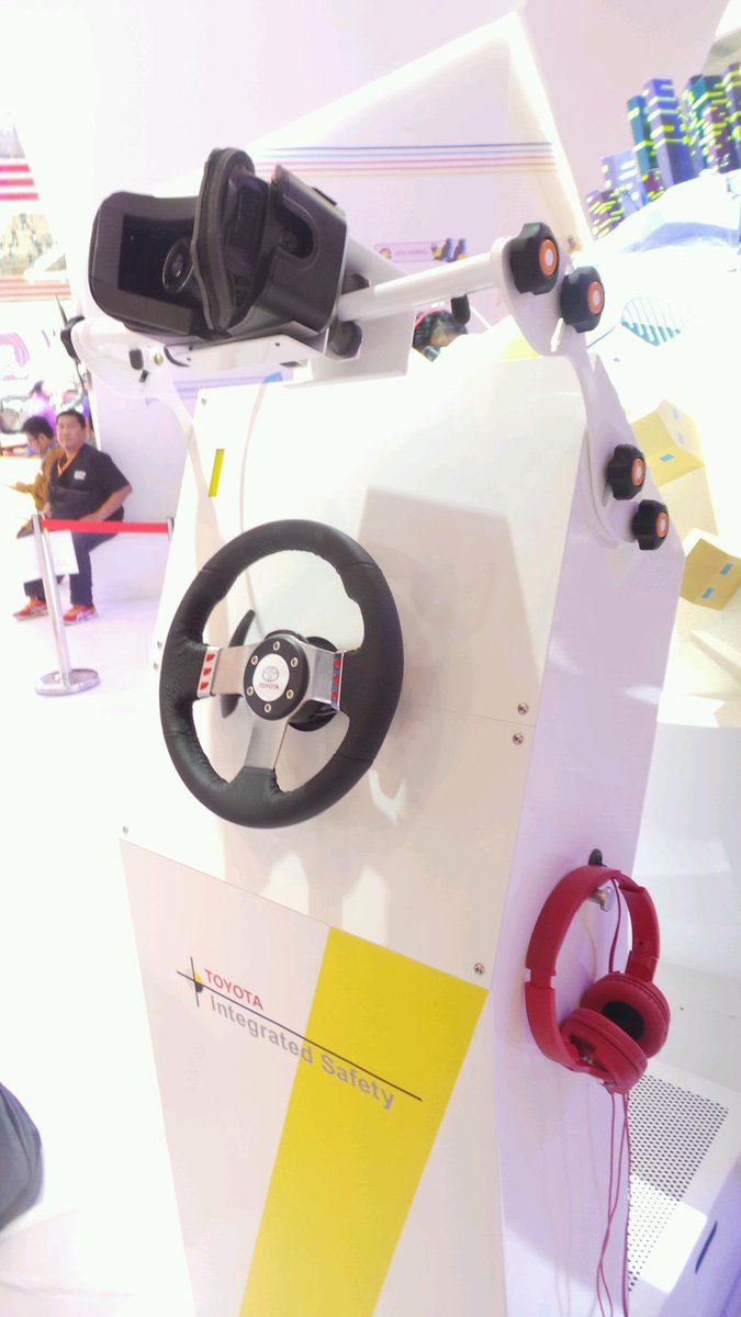 Nah selamat mencoba simulasi asyik di Toyota Safety Centre, Groovers! Buruan yuk dateng ke #GIIAS2015 :)