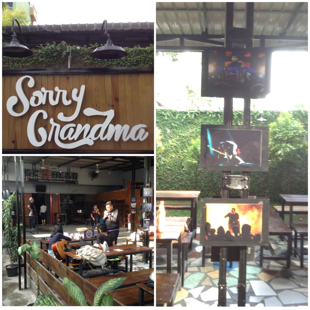 AphoriaMedan's tweet image. Persiapan menuju #sharingstage . Langsung diset, jam 7 malam ini guys #aphoria