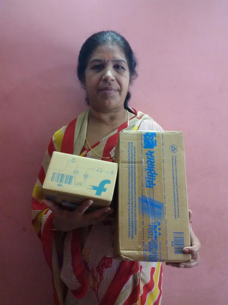 ChandaDalmia's tweet photo. @Flipkart my entry for Task 2 my selfie with boxes #FlipkartClickEpic http://t.co/uohWX76OJC