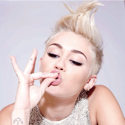 #NowPlaying #wreckingball @MileyCyrus 
#MTVHottest miley cyrus
#MTVMAMA2015 
@MTV