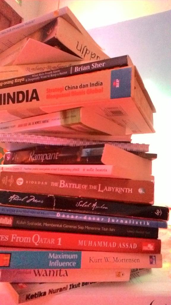 Sebaik2 Sahabat adalah buku. Bergaulah dengan buku sebanyak-banyaknya dan sesering mungkin niscaya Anda akan tahu