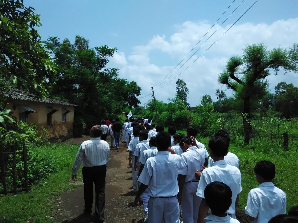 Neilneetaraaj's tweet image. Remembering the legendary thinker and man behind Navodaya &quot;Rajiv Gandhi&quot; on #sadbhawnadiwas @ JNV DEWAS!!!