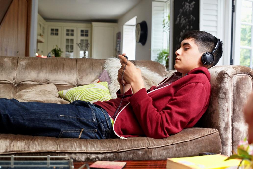 HaiMagazine's tweet photo. Kenapa kalo bete kita suka denger musik? http://t.co/zbDXW35TDa http://t.co/6rs80TSuIo