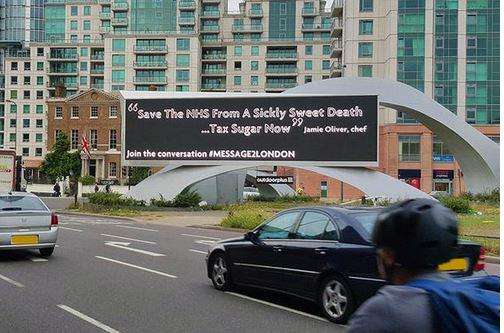 OOHInt's tweet photo. .@jamieoliver showing how #OOH can be used to create conversation #message2london http://t.co/Po1eC8Ah6Z