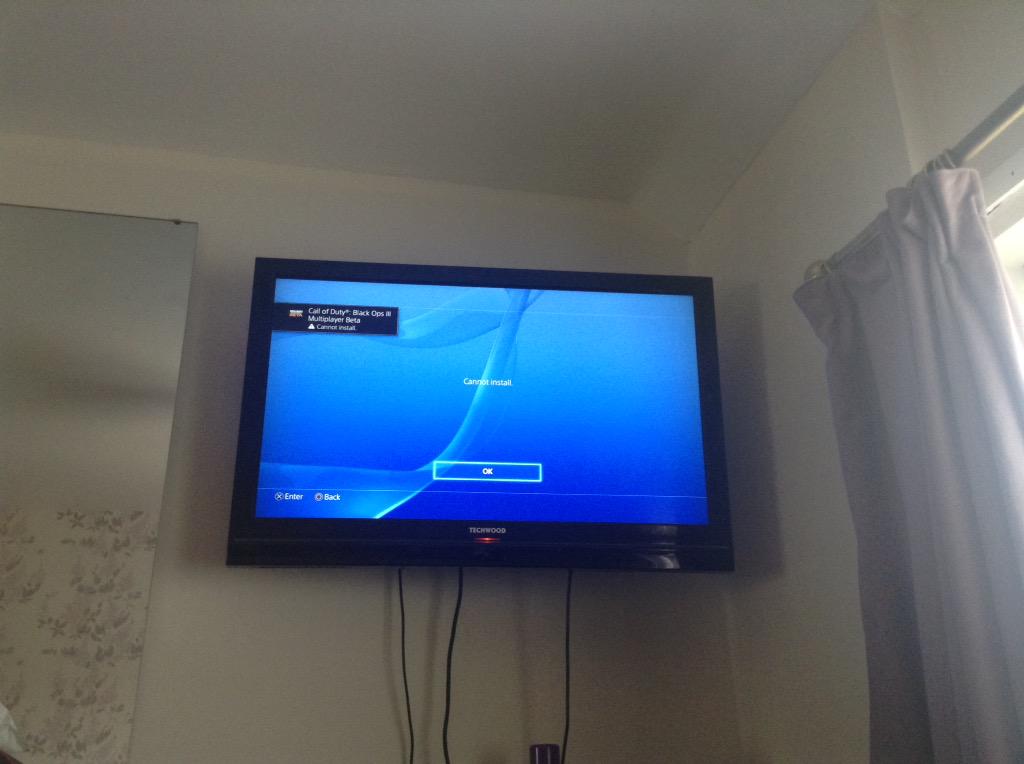munch1812's tweet photo. @Treyarch wtf iv been waiting for hours and now it won't download http://t.co/3ekXhWL21l