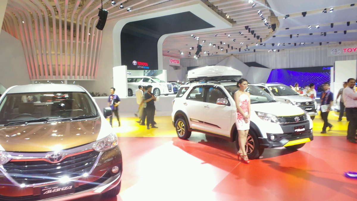 Booth Toyota di #GIIAS2015 menghadirkan konsep Past-Present-Future. Jadi lengkap banget nih di sini, Groovers