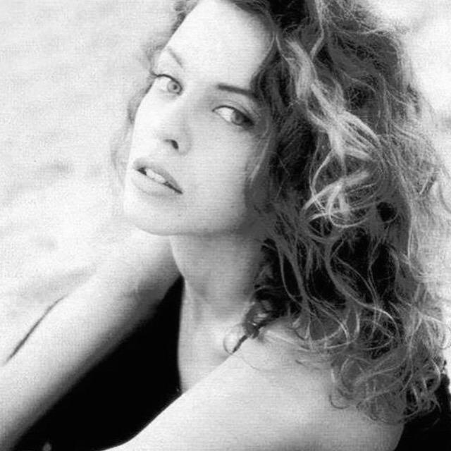 Kylie Minogue no Twitter: "#tbt 🌊 Santa Monica beach, California. Early  90's! http://t.co/8sicxhVPxL" / Twitter