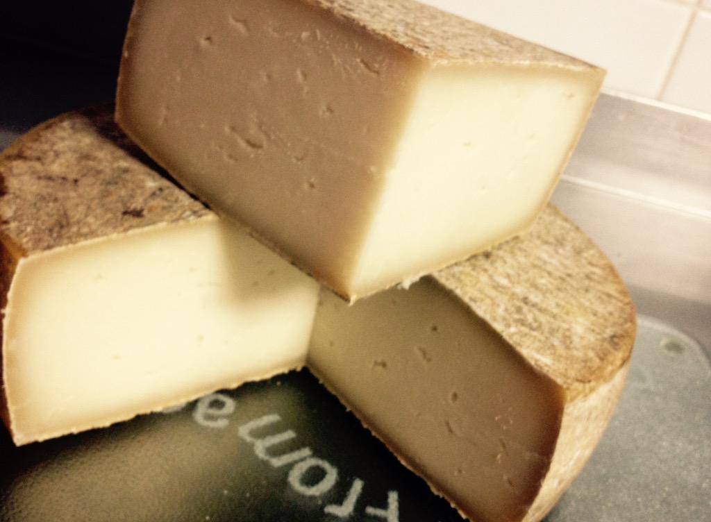 también te llevamos a casa el mejor queso de oveja de las cumbres de Gran Canaria 3 meses de curación