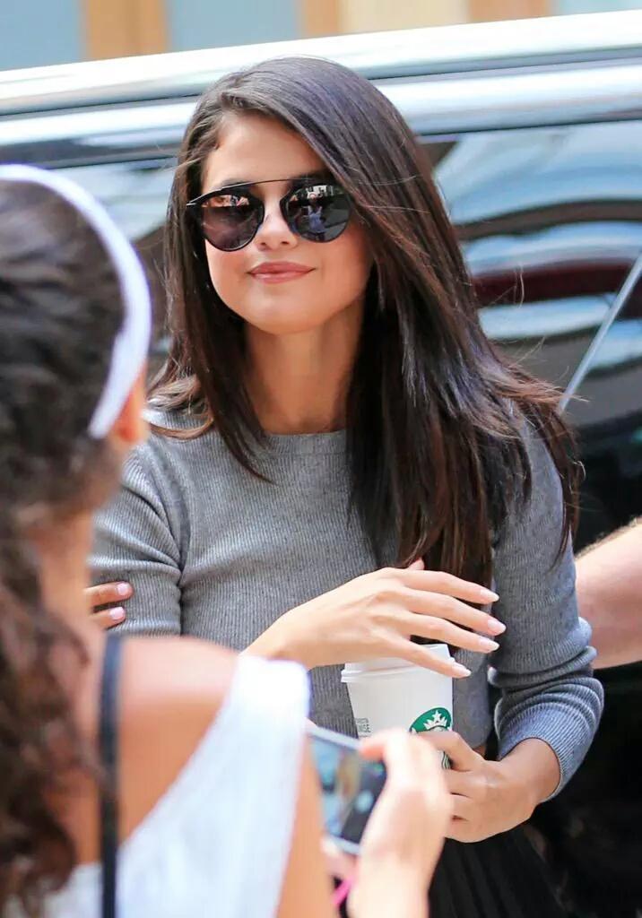 maramelrefai's tweet image. My queen 👑 #GoodForYouVMA
She is flawless..so beautiful
lets do this 4 Sel ❤
She deserves to win..tweet and retweet
