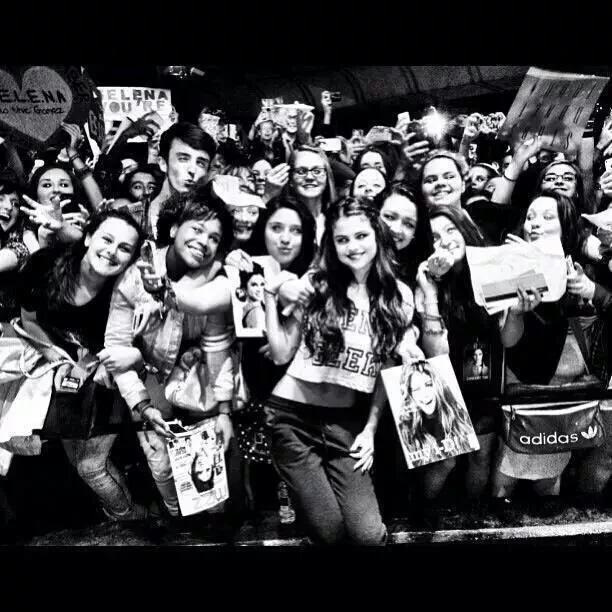 WorldwideSelG's tweet image. RETWEET if you are a part of our incredible family! #GoodForYouVMA