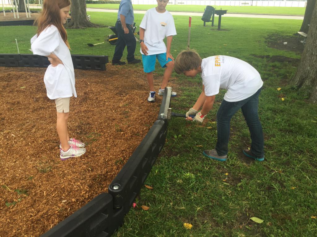 markstephenspe's tweet photo. Over 400 students from Epiphany School performing comm serv in @CityofNewBern today.  Thx and welcome back to school. http://t.co/VHBVEXhr6k