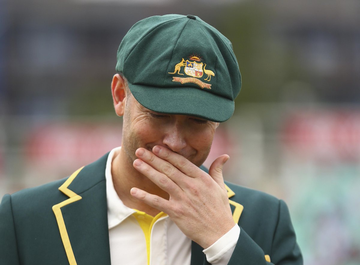 .<a href="/MClarke23/">Michael Clarke</a>, starting his penultimate innings, is given a guard of honour by ENG and an ovation by the crowd #classy