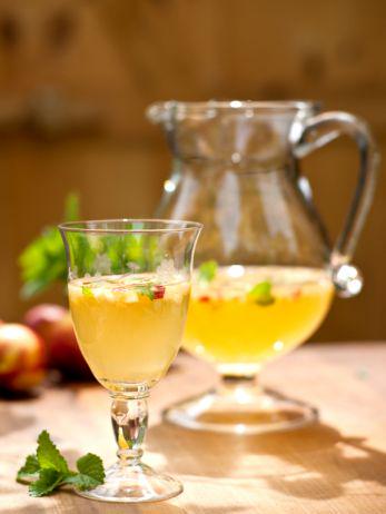 Nu het eindelijk weer warm is... RT <a href="/FoodNetwork/">Food Network</a>: What's mixing? Peach Sangria: foodtv.com/3ke3h!