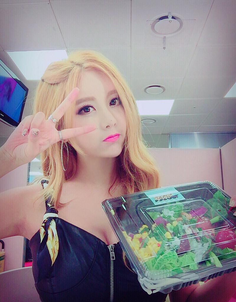 QriPretty's tweet photo. 서포트 감솨감솨♡ 팬여러분들 마음씨가 따봉이구먼!낼 기대해♡ http://t.co/eDvqvxoa30