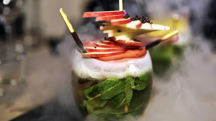 timeoutparis's tweet photo. Ouvert en août, 'La famille' est située rue des trois frères. Le comble. #Resto #bar #Paris >  http://t.co/jCCIXx4N9D http://t.co/sFABvBMLfg
