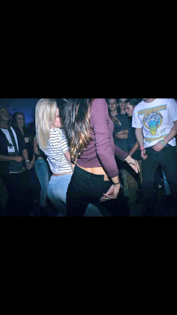 sammylawrencee's tweet photo. Throw that ass in a circle😂😘 ThrowBack http://t.co/ufvjpbKT1R