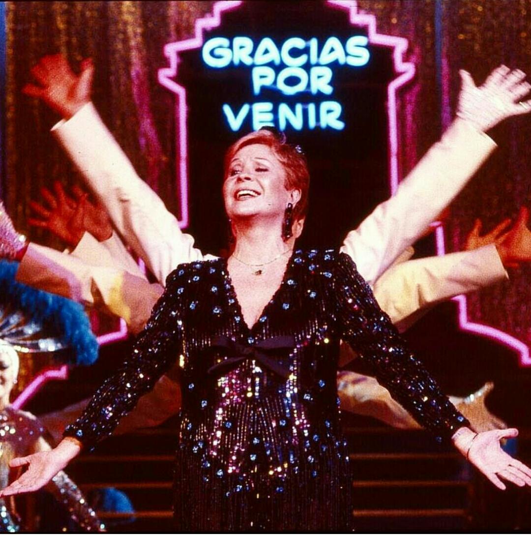 LaClePrivee's tweet photo. Por arrancarnos la sonrisa más sincera, por ser una grande entre las grandes, ¡GRACIAS POR VENIR! D.E.P. Lina Morgan👸 http://t.co/d5alI40ZRf
