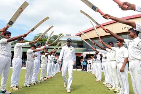 farhaaaaaaaaa_m's tweet image. And the champ walks in with honor !! 
#Letsmakeitamatchtoremember #sanga #lasttest #WinItForSanga