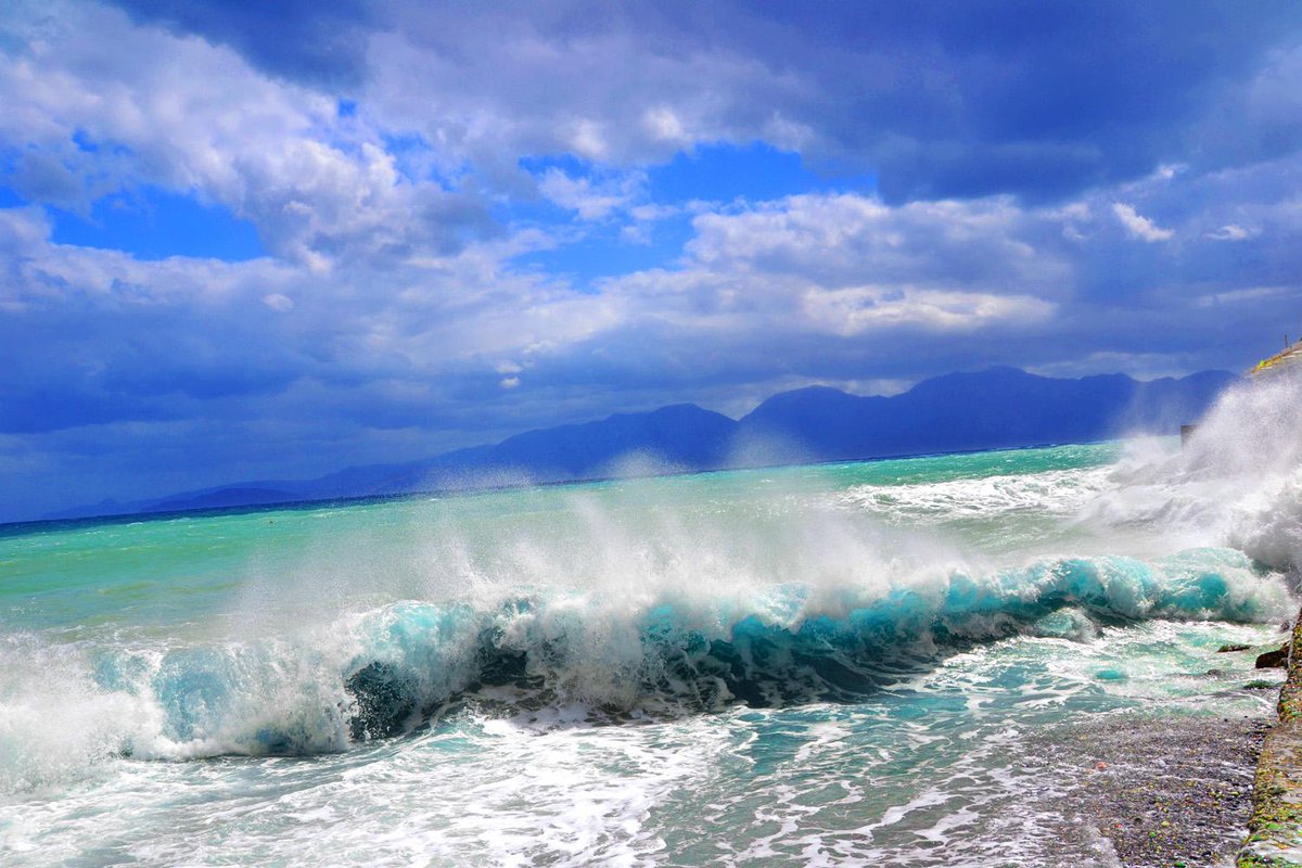 pelagosRE's tweet photo. #Crete in winter can have 4 seasons in a week.  #wildstorms  #inthesnow #dayatthebeach #blooming It's just #magical! http://t.co/QmiDN7JRUq